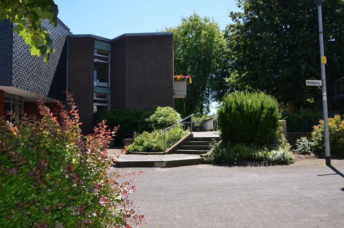 Ein barrierefreier Dorfplatz mit Raum für Gastronomie, Ruhen, Begrünung, aber auch Parkplätzen soll er werden, der Simmerather Rathausplatz. Dafür wird unter anderem die Treppe Richtung Mitarbeiterparkplatz beseitigt und durch eine Rampe ersetzt. Foto: T. Förster