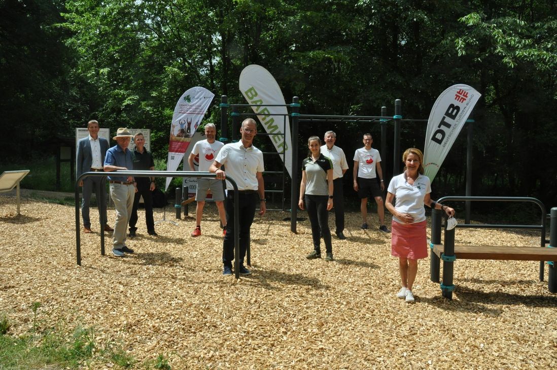 Roland Geisbüsch (5. v. l.) von der Barmer und Michaela Ruffing (6. v. l.) vom DTB mit Initiatoren und Ehrengästen der Fitness HotSpot-Einweihung.