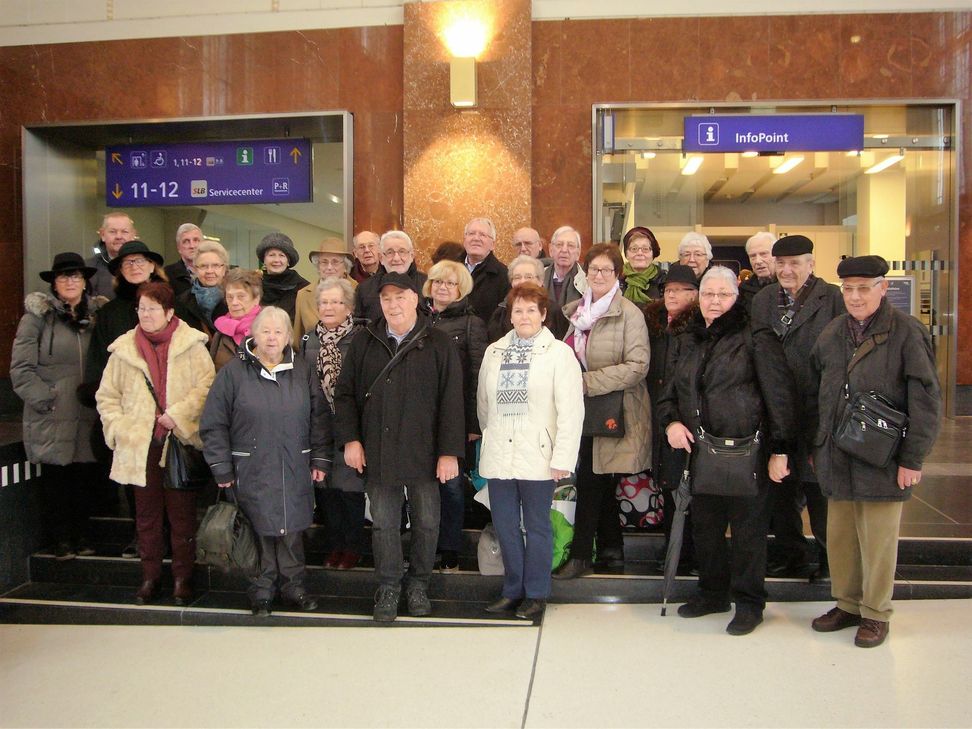 Das Foto zeigt die Gruppe im Hauptbahnhof von Salzburg. Foto: Privat