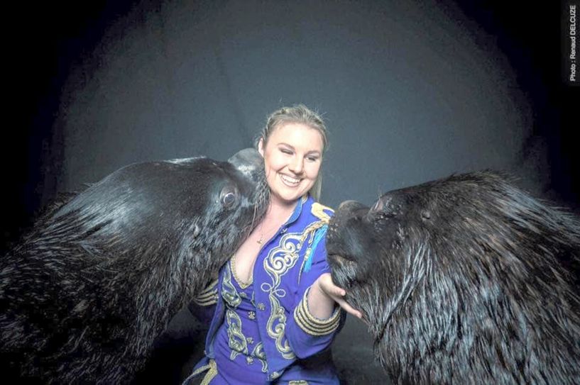 Perry Pedersen mit ihren gelehrigen Seelöwen Teddy und Scooby. Foto: Renaud Delcuze
