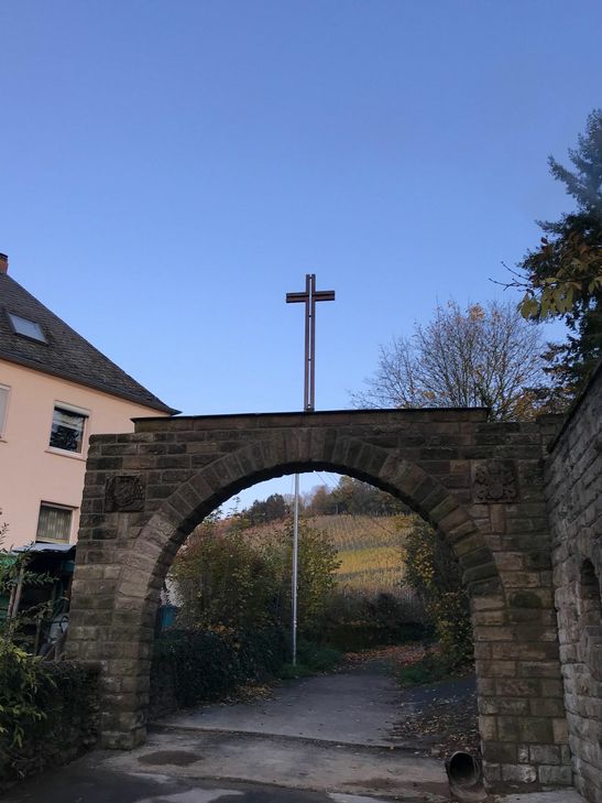 Nachdem der Torbogen am Eingang zum Kreuzweg durch einen Lkw stark beschädigt wurde, sind die wesentlichen Aufbauarbeiten mittlerweile abgeschlossen. Foto: Presseamt Trier