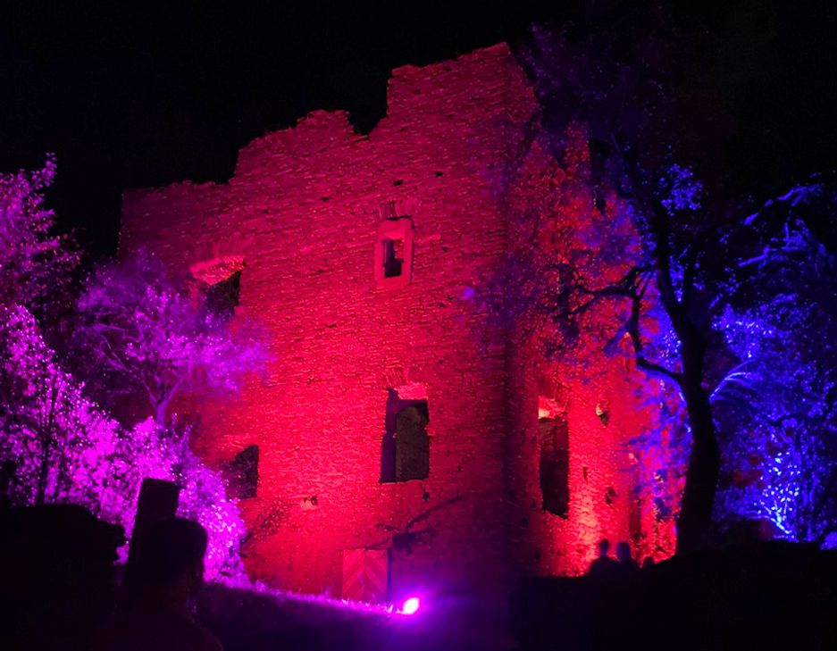 Besonders die alte über dem Ort thronende Burgruine wir im Glanz der bunten Lichter erstrahlen. (Foto: Pirvat)