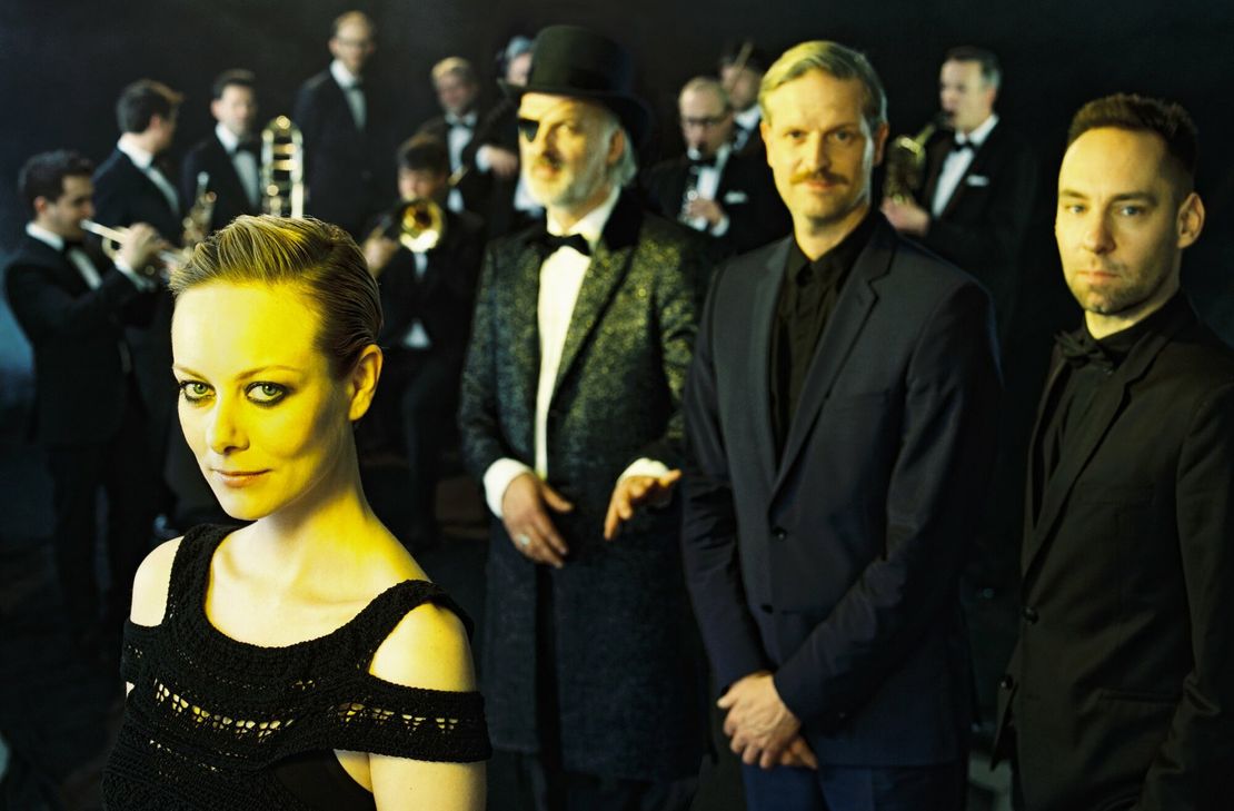 Das "Moka Efti Orchestra" aus der Serie "Babylon Berlin" bestreitet das Eröffnungskonzert im Forum Daun.