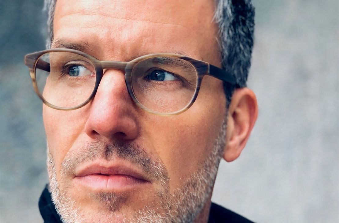 Aus dem Krimi "In ewiger Freundschaft" von Nele Neuhaus liest Tim Bergmann in der Eifelfilmbühne.