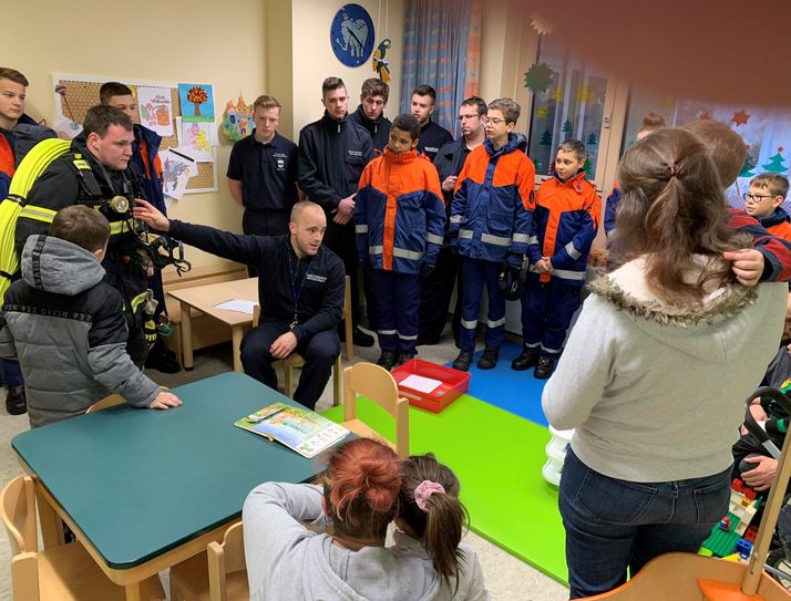 Besuch der Feuerwehr auf der Kinderkrankenstation des Diakonie Krankenhauses in Bad Kreuznach.  Fotos: Freiwillige Feuerwehr