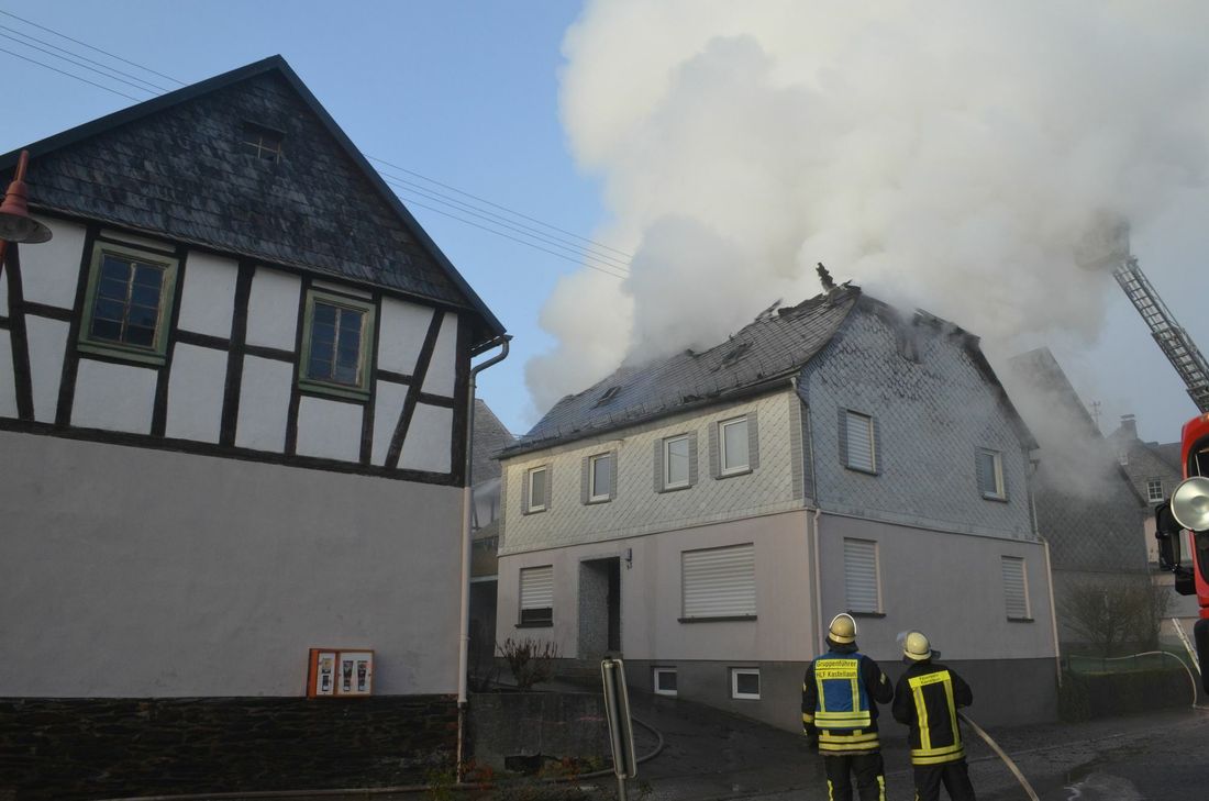 Die Feuerwehr hat den Brand unter Kontrolle. (Fotos und Video: Bender)
