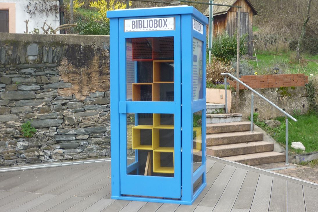 Die Bibliobox kurz nach ihrer Aufstellung an der Kulturgießerei Saarburg. Foto: Stadt Saarburg