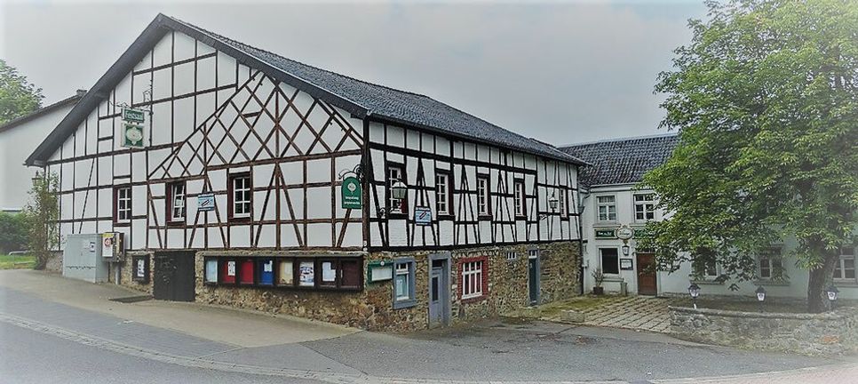 Im frisch sanierten Saal Hütten wird Karneval gefeiert.