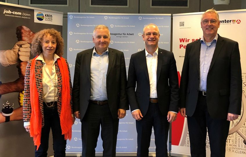 Präsentierten die Jahresbilanz am Arbeitsmarkt (v.l.n.r.): Martina Forkel (Leiterin job-com, kommunales Jobcenter Kreis Düren), Manfred Kreutzer, (stellv. Geschäftsführer Jobcenter StädteRegion Aachen), Günter Sevenich (Geschäftsführer Operativ der Agentur für Arbeit Aachen-Düren) und Christian Trox (Geschäftsführer Jobcenter Kreis Heinsberg).