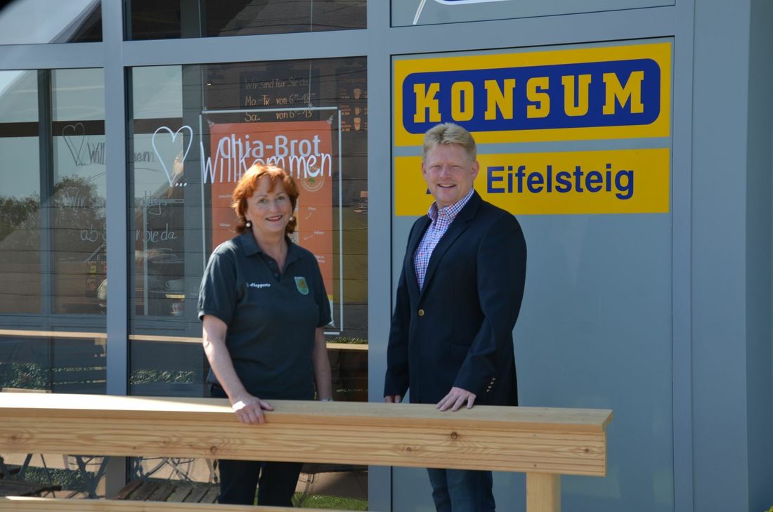 Jaqueline Huppertz (l.) und Björn Schmitz (r.) halten Mützenich für zukunftsfähig. Erst kürzlich wurde der »Konsum am Eifelsteig« saniert, um ihn attraktiv zu halten. Ob auch die Jury des Landeswettbewerbs »Unser Dorf hat Zukunft« überzeugt werden konnte, entscheidet sich am Sonntag, 13. September, wenn die Platzierungen in Bad Sassendorf bekannt gegeben werden.