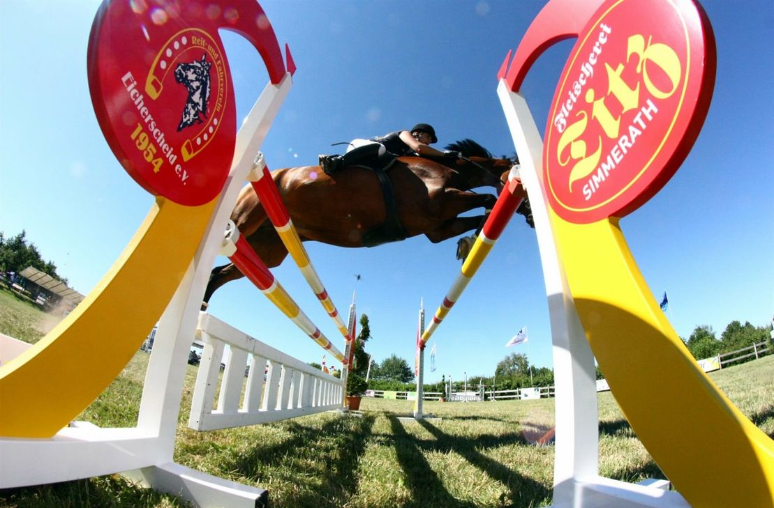 Samstags Dressur, sonntags Springreiten - das 50. Sommerturnier lockt auf die Reitanlage von Eicherscheid. Und mit Showvorführungen der Voltigierer gibt es ein besonderes Highlight zum Jubiläum.