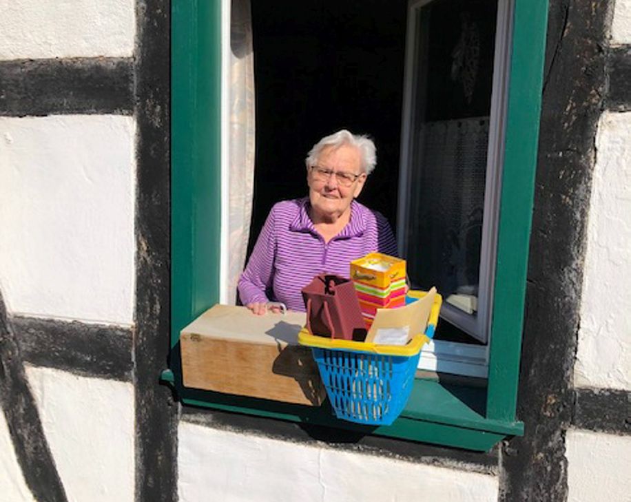 Die älteste Einwohnerin Lorbachs (92 Jahre) bekommt von der Dorfgemeinschaft und »Corona Hilfe Lorbach« mit dem Einkaufspaket auch Glückwünsche und Geschenke zum Geburtstag »geliefert«. Foto: Dieter Friedrichs/pp
