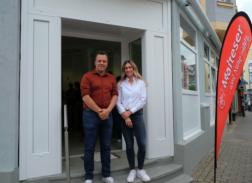 Bürgermeister Sacha Reichelt mit Eva Eumes, Leiterin des neuen Malteser Fluthilfebüros vor der frisch eröffneten Anlaufstelle der Malteser.