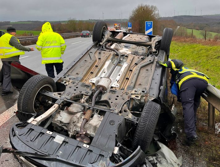 Am Montagnachmittag überschlug sich eine junge Frau mit ihrem Pkw auf der A 48 - kurz vor der Raststätte Elztal-Nord.