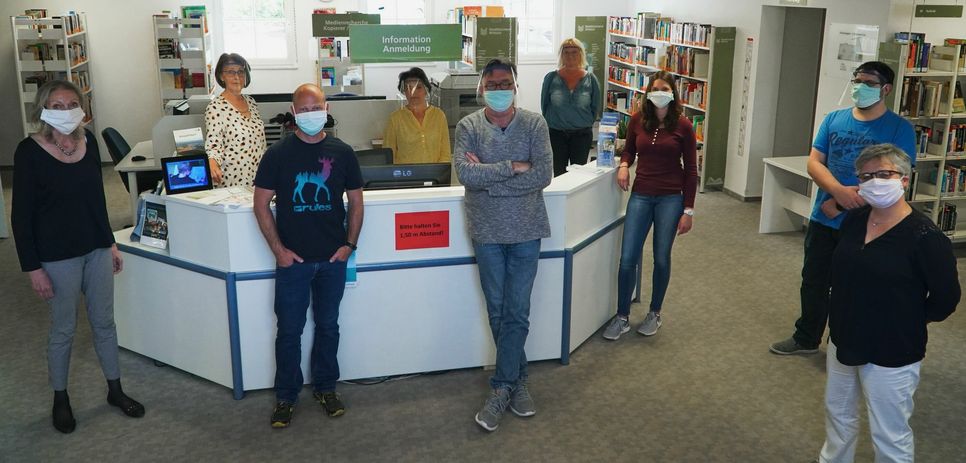 Das Team der Stadtbücherei Wittlich unmittelbar vor der Wiedereröffnung. Foto: Nora Münzel