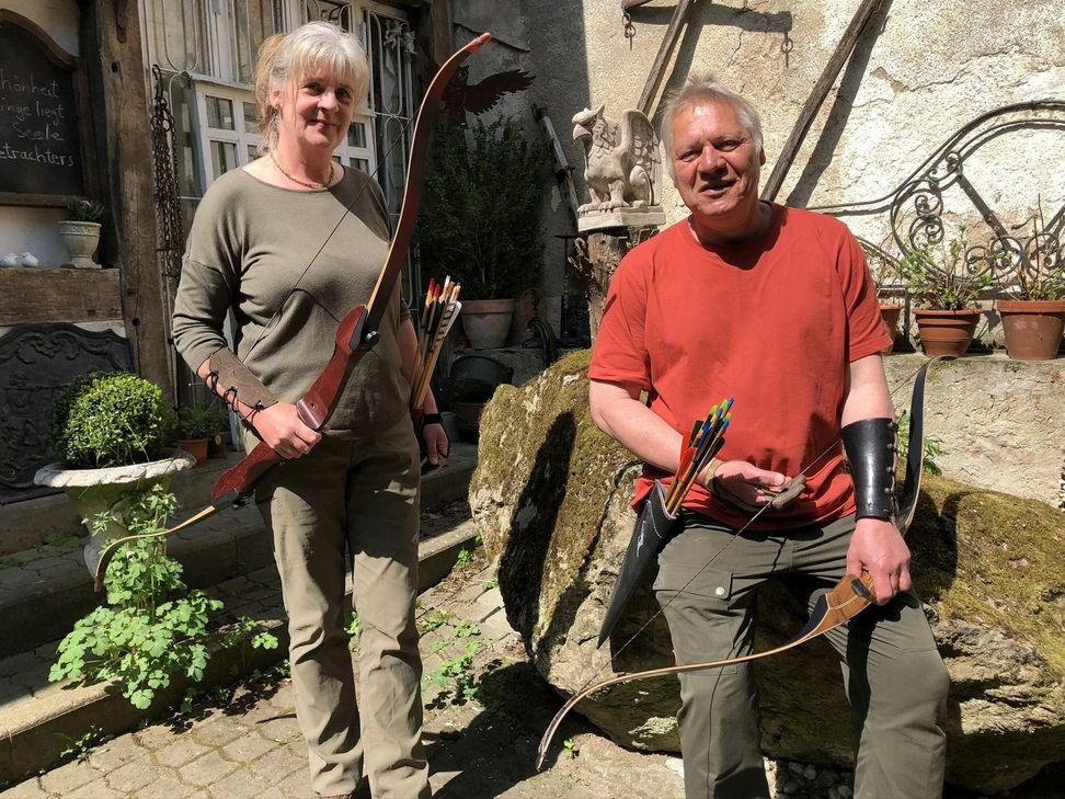 Anke Löfken und Helmar Jehnert stehen hinter »Natürlich verbunden«. Sie bieten in Blankenheim Bogenschießen und Waldführungen an. Foto: Michael Nielen