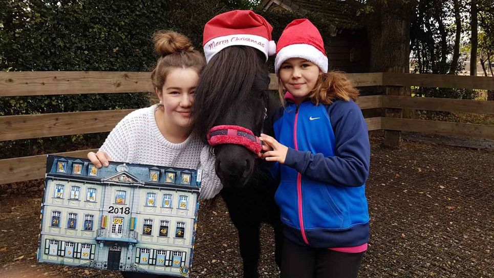 In diesem Jahr wird der Adventskalender des Lionsclub Monschau von den zwei  jungen Damen, Emely und Viktoria Wiechmann, sowie Hündchen Sausi präsentiert.