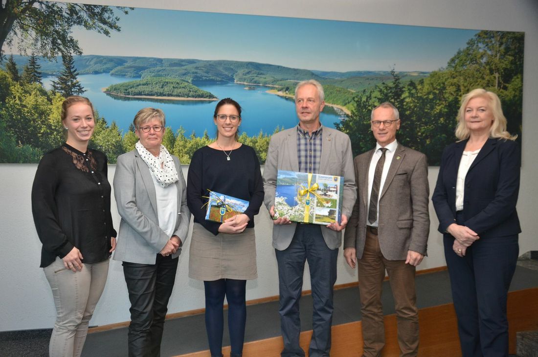 Schulleiterin Ursula Mertens (2.v.l.) mit ihrer neuen Stellvertreterin Melanie Müller und deren Vorgänger, Albert Rieger. Margareta Ritter und Karl-Heinz Hermamns sehen ebenso wie Christine Kraß (l.) von der Schulverwaltung die Sekundarschule gut aufgestellt. Foto: T. Förster