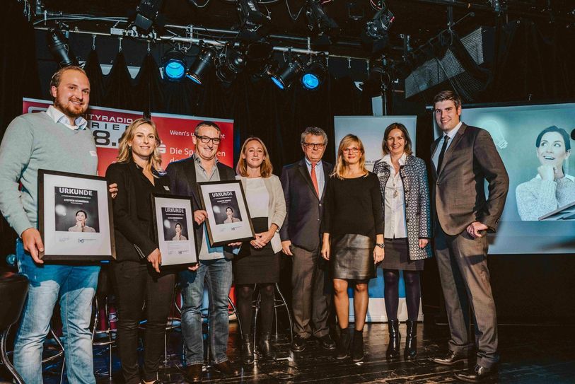 Freuen sich über die Auszeichnung (v.l.n.r.): Steffen Schneider (Complero GmbH), Alesja Kroneberger (Mr. Beau), Hermann Spanier (in Vertretung für Jeanette Spanier, Scaffeye GbR), Silvia Günther (KJU Trier), Dr. Peter Widdau (Wirtschaftsprüfungsgesellschaft Dr. Widdau GmbH), Karin Kaltenkirchen (IHK-Vizepräsidentin), Silvia Menzel (Sparkasse Trier), Harald Raskop (Vorsitzender KJU Trier). Foto: Martini Media