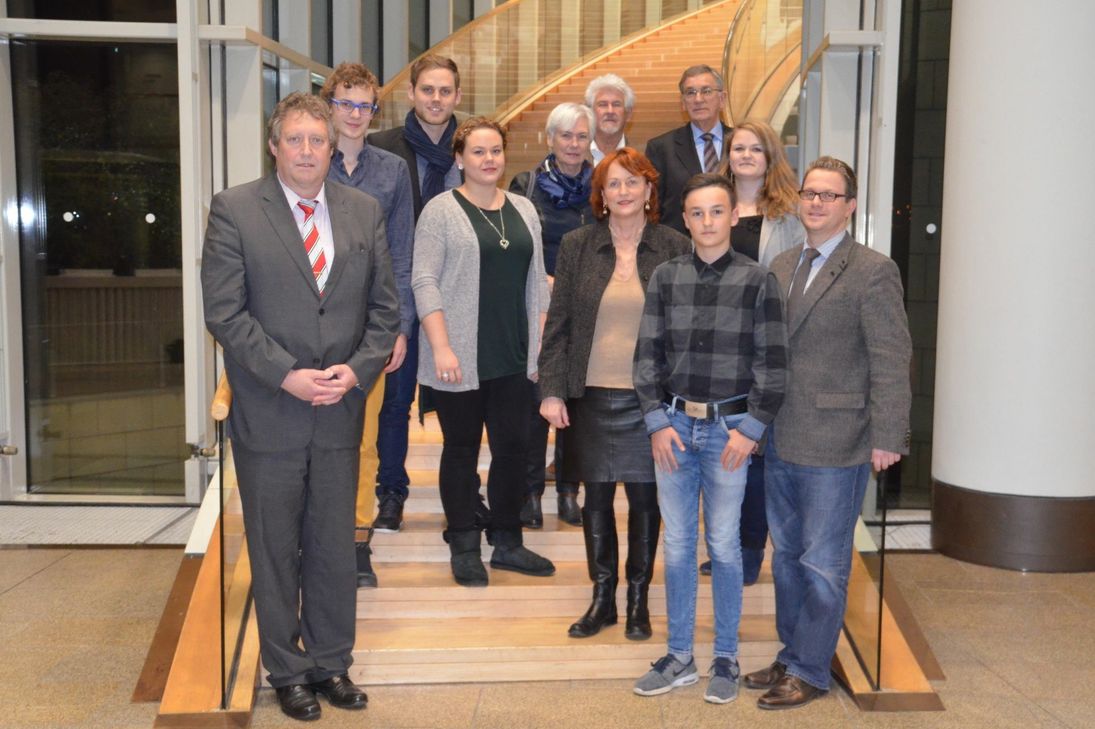 Axel Wirtz MdL (vorne links) begrüßt die Besuchergruppe aus der Eifel im Düsseldorfer Landtag.