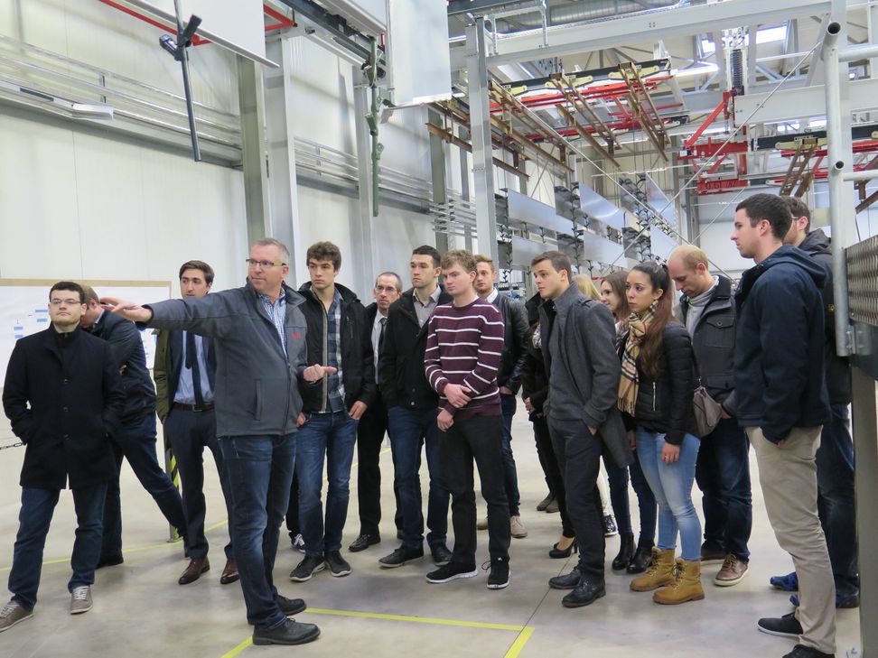 Wissenschaft, Unter-nehmen und Studieren-de im Austausch, von dem alle Seiten profitie-ren können: Das ist eines der Anliegen der Forschungsstelle Mittel-stand an der Universität Trier. Foto: IHK Trier