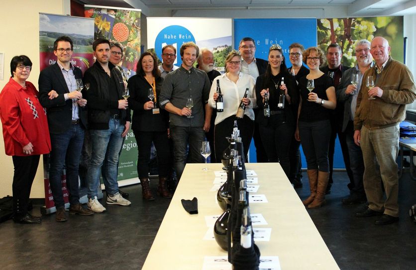 24 trockene Rieslinge sowie 12 feinherbe Weine wurden angestellt und verkostet. Die Jury, zu der auch die amtierenden Naheweinmajestäten gehörten, war konzentriert bei der Sache, um den „Edelschliff 2019“ und die „WildKatz 2019“ zu ermitteln.  Foto: Weinland Nahe