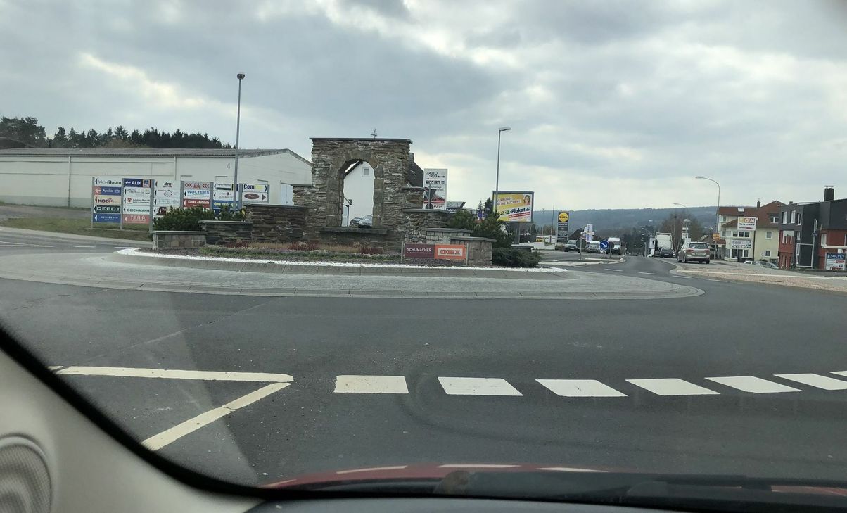 Zwischen 12 und 14 Arbeitstagen wird die Sanierung des Kreisverkehrs Hüttenstraße/Siemensring in Kall dauern.