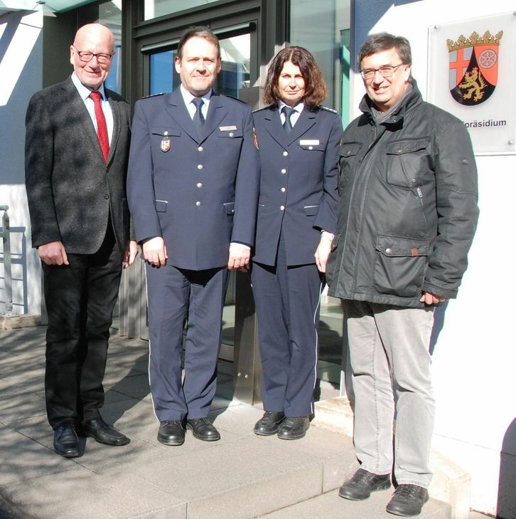 Das Foto zeigt (v.l.n.r.) Polizeipräsident Lothar Schömann, Polizeihauptkommissar Harald Lahr, Polizeihauptkommissarin Sigrid Herz und Polizeidirektor Norbert Hausen, Leiter der Polizeidirektion Trier. Foto: Polizei