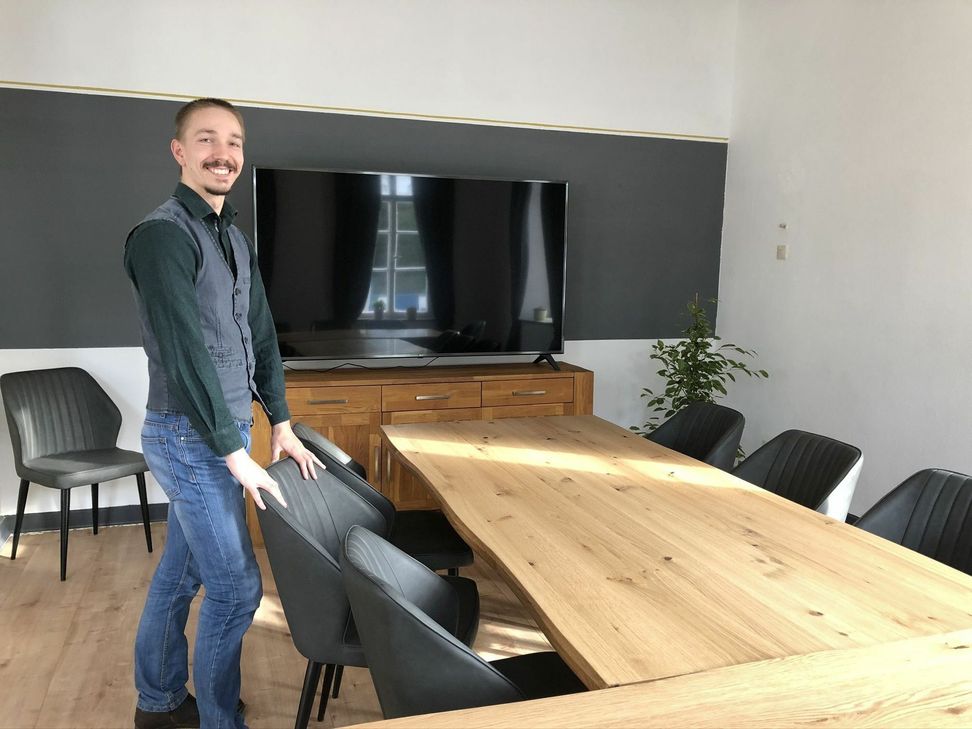 Benedikt Fröhlichzeigt stolz den neuen Seminarraum in der alten Poensgen-Villa in Gemünd.