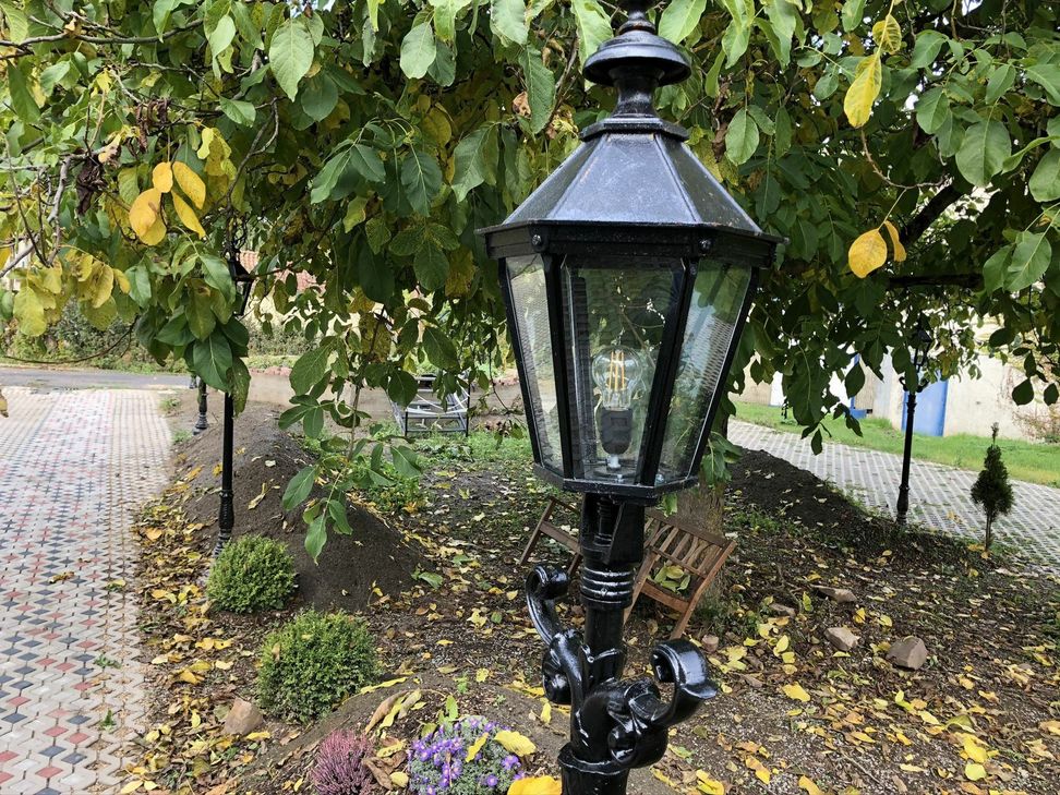 Viel Mühe wurde auf die Auswahl der Außenlampen verwendet, die im Aussehen möglichst nah an die alten Gaslaternen heran kommen sollten.