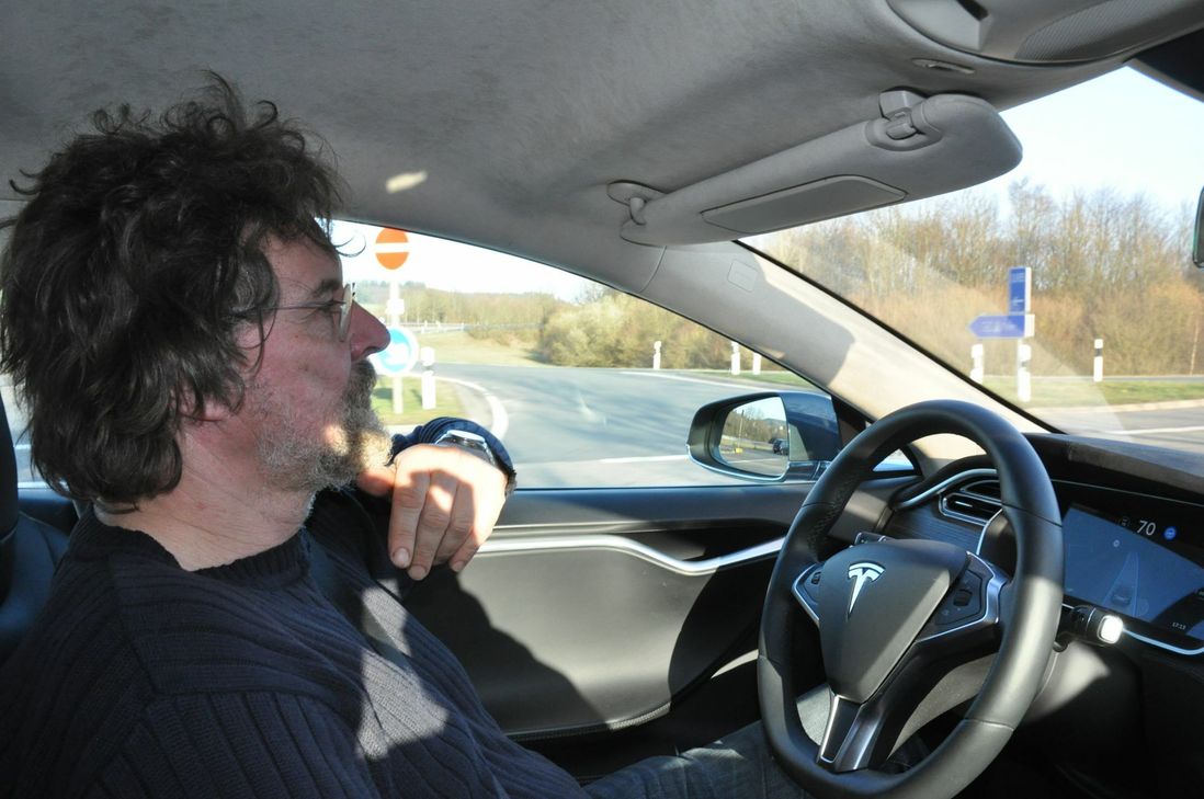 "Autonomes Fahren": Das Auto bewegt sich zwischen Mittel- und Seitenstreifen - ein Lenkradeinsatz ist nicht notwendig, aber Aufmerksamkeit ist schon gefragt.