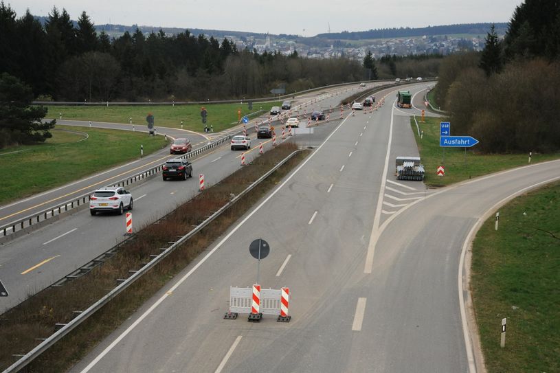 Noch fließt der Verkehr über die alte Fahrbahn, die im Zuge der jetzigen Bauarbeiten nicht erneuert wurde, wie die Aufnahme von der Anschlussstelle Reinsfeld zeigt. Im Hintergrund zu sehen ist Hermeskeil. Foto: Schmieder
