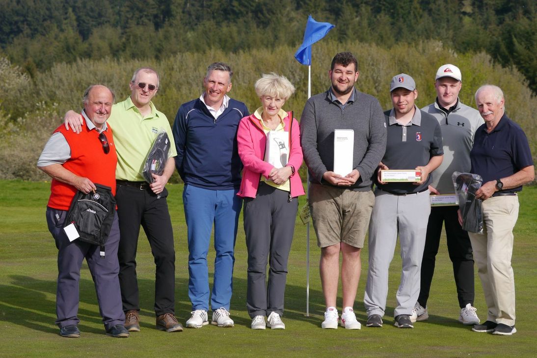 Freuten sich neben den Spielergebnissen auch über die Spende an die Krebshilfe: Die Sieger und Platzierten des Turniers.
