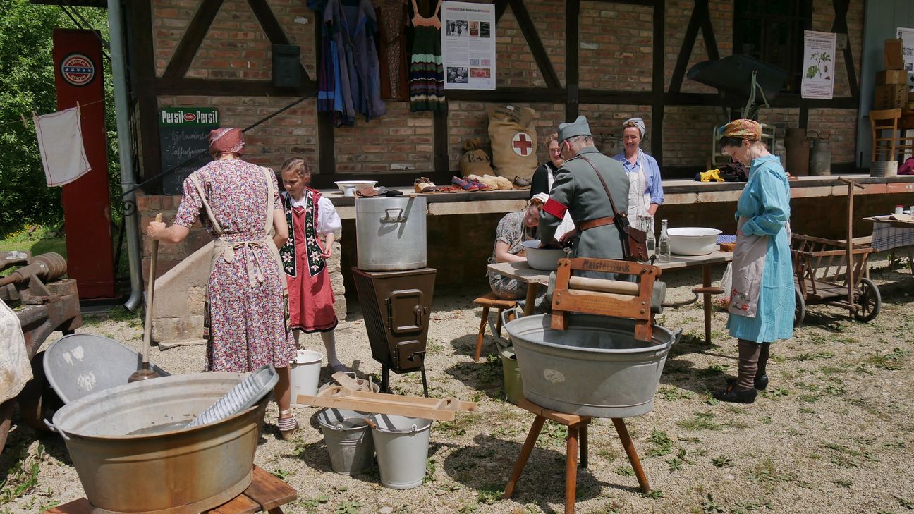 Ein Historienverein stellt die Lebensumstände kurz nach dem Zweiten Weltkrieg dar. Foto: Roscheider Hof