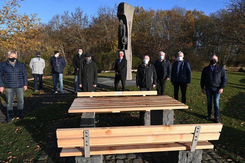 Mitglieder der Matthias-Bruderschaft freuen sich über die Spende. Foto:Walz
