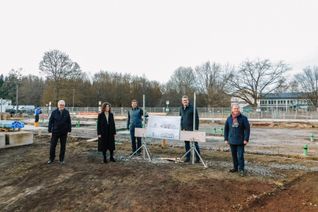 Das Gruppenfoto zeigt von links nach rechts: Bernhard Scholtes, Kristina Brood, Rainer Schmitt, Professor Dr. Christian Buer und Dr. Andreas Nikolay.