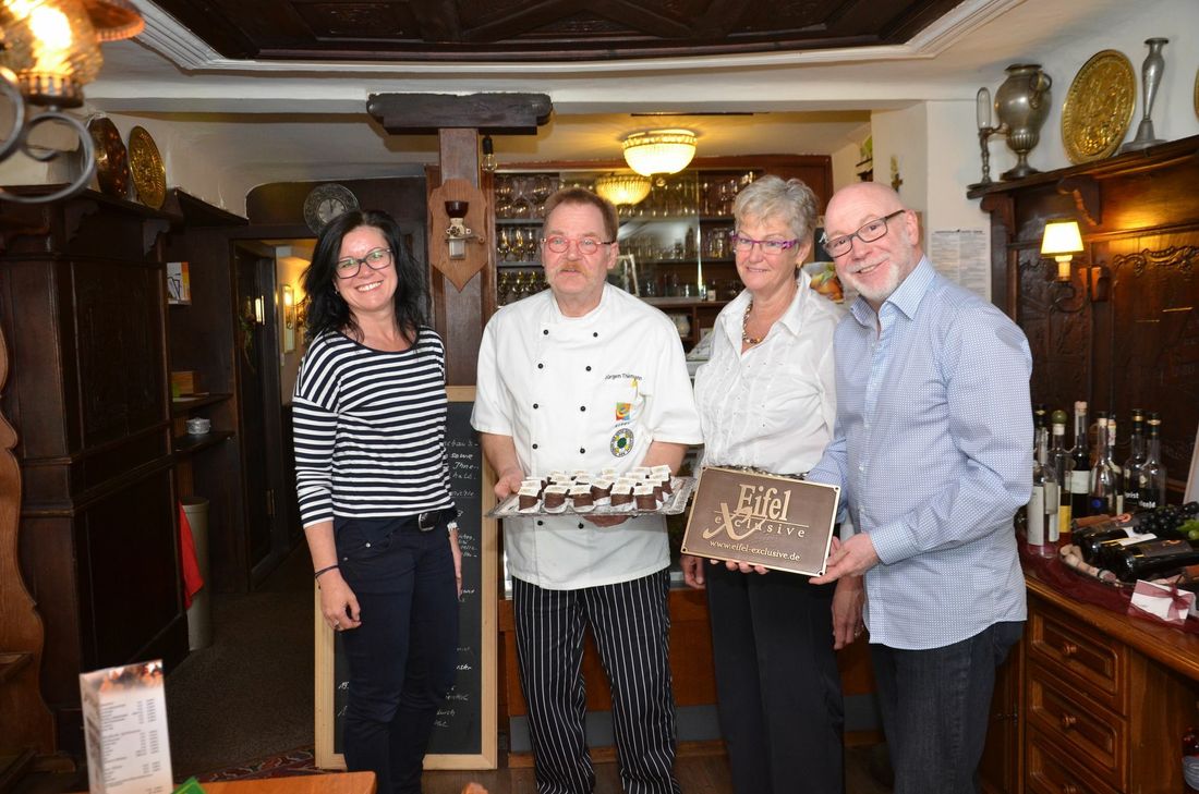 Stefan Bohl (r.) und Nicole Strellen (l.) zeichneten das Rur-Café von Brigitte und Jürgen Thiemann als »Eifel eXklusive« aus.