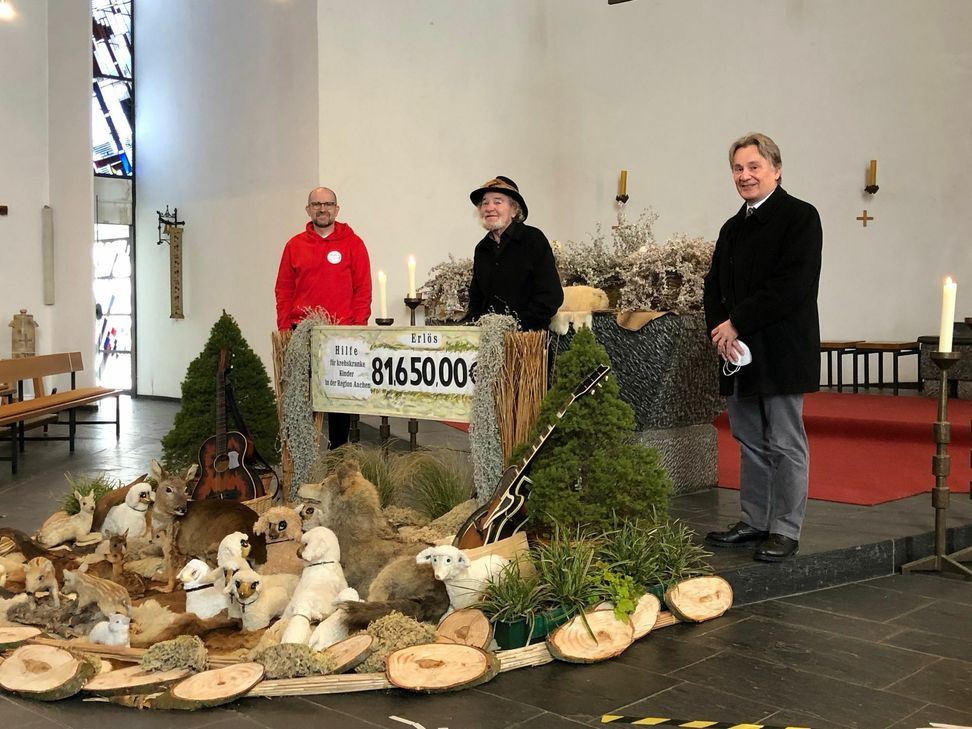 Peter Schanz, Vorstandsmitglied des Vereins »Förderkreis Hilfe für krebskranke Kinder e.V. Aachen«, und Prof. Dr. Udo Kontny, Leiter der Kinderonkologie am Klinikum in Aachen, danken dem »stummen Hirten« für seine erfolgreiche Spendenaktion. Foto: T. Förster