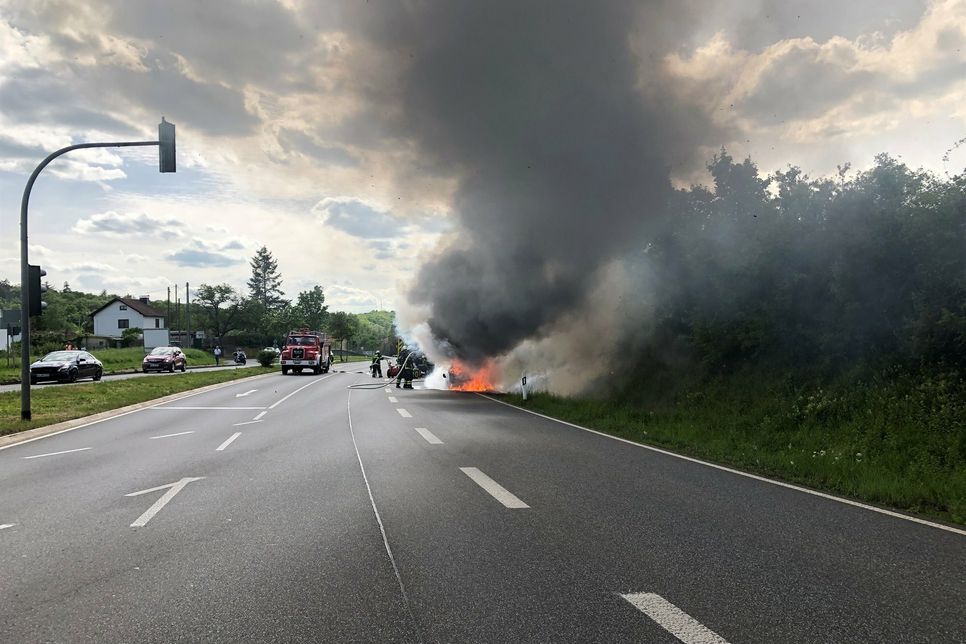 Beim Eintreffen der Feuerwehr stand das Fahrzeug der 55-Jährigen bereits lichterloh in Flammen.