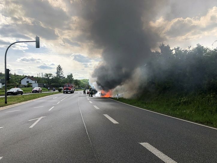 Beim Eintreffen der Feuerwehr stand das Fahrzeug der 55-Jährigen bereits lichterloh in Flammen.