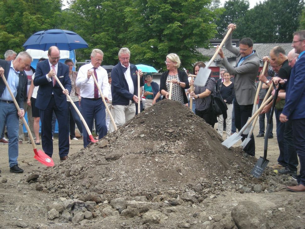 Jetzt können die Bagger anrollen: Nicht nur zahlreiche Bürgerinnen und Bürger, auch viele Persönlichkeiten aus Lokal- und Landepolitik, vom Gemeinde- und Städtebund und der Architektenkammer kamen zum Spatenstich für das Leuchtturmprojekt nach Gillenfeld. 	Foto: VG Daun