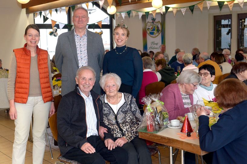 Senioren und Gäste genossen ein buntes Programm voller Karneval und Frühling.