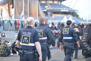Die Polizei war mit einem Großaufgebot bei Rock am Ring. Die vorläufige polizeiliche Bilanz fällt am Sonntagabend positiv aus.