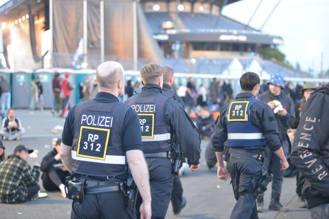 Die Polizei war mit einem Großaufgebot bei Rock am Ring. Die vorläufige polizeiliche Bilanz fällt am Sonntagabend positiv aus.