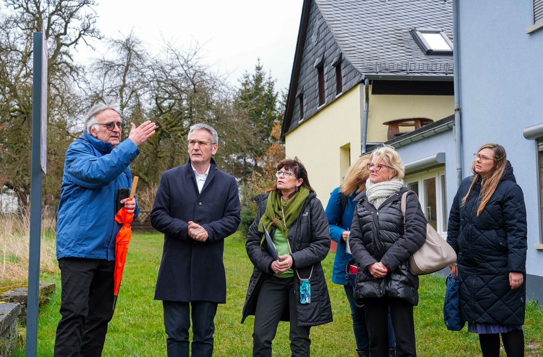 Der Landtagsvorstand mit Landtagspräsident Hendrik Hering an der Spitze hat im Rahmen einer Gedenkstättenreise unter anderem die ehemalige Synagoge in Laufersweiler besucht.