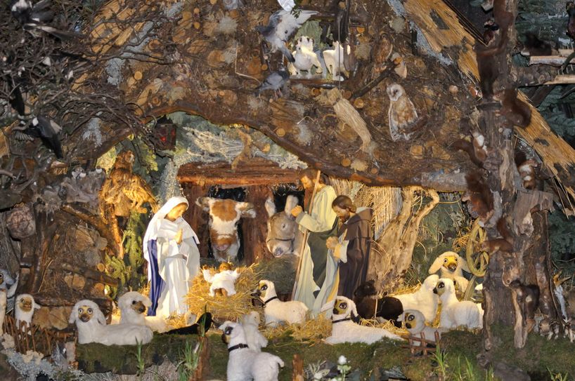 Reiner Jakobs hat Stall, Figuren und einige Tiere an die Höfener Pfarre übergeben. Wie künftig die Krippe in der Höfener Kirche aussehen wird, ist noch offen.