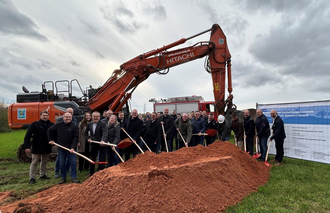 Mit dem Spatenstich geht das Projekt „Brandschutz- und Ausbildungszentrum Trier-Land“ in die Umsetzungsphase.