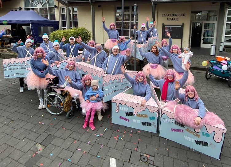 Leckere Törtchen, feine Kuchenstücke präsentierten sich von jung bis alt im Mendiger Veilchendienstagszug.