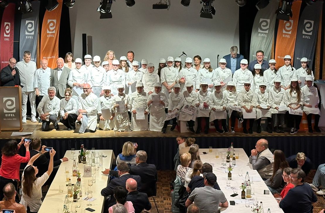 Gruppenfoto mit allen Akteuren des Abschlussfestes der Europa-Miniköche Eifel 2022-2024.