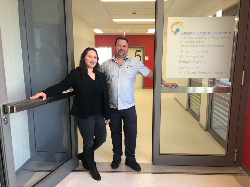v.l.n.r.: MU Dr. Eva Vitek und Dr. med. Petr Vitek vor der neu eröffneten Praxis für Hals-Nasen-Ohrenheilkunde im Marienhaus Klinikum Eifel Bitburg.